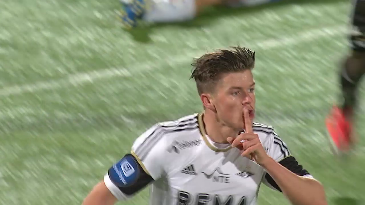 - Nå kommer han idioten igjen